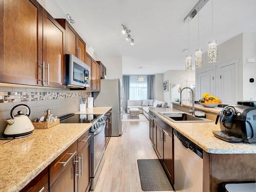 7314 Armour Crescent, Edmonton, AB - Indoor Photo Showing Kitchen With Upgraded Kitchen