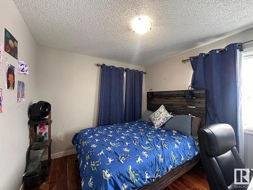 8711 10 Avenue, Edmonton, AB - Indoor Photo Showing Bedroom