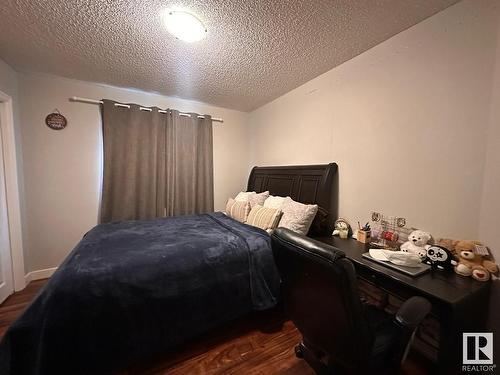 8711 10 Avenue, Edmonton, AB - Indoor Photo Showing Bedroom