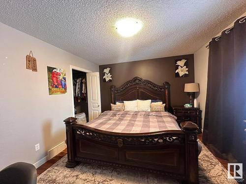 8711 10 Avenue, Edmonton, AB - Indoor Photo Showing Bedroom