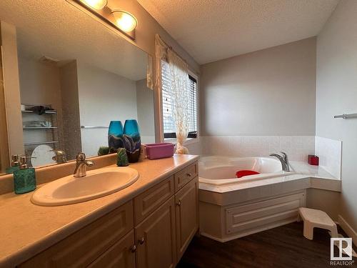 8711 10 Avenue, Edmonton, AB - Indoor Photo Showing Bathroom