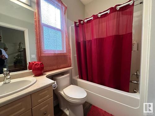 8711 10 Avenue, Edmonton, AB - Indoor Photo Showing Bathroom