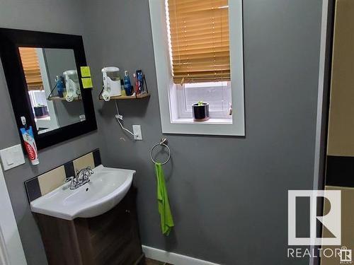 4908 50 Street, Peers, AB - Indoor Photo Showing Bathroom