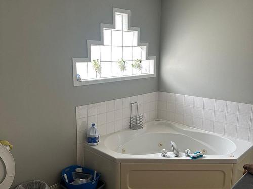 13540 149 Avenue, Edmonton, AB - Indoor Photo Showing Bathroom