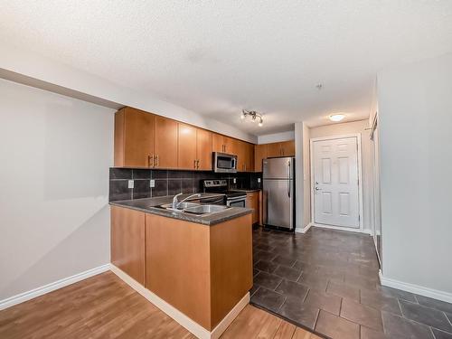 405 10118 106 Avenue, Edmonton, AB - Indoor Photo Showing Kitchen