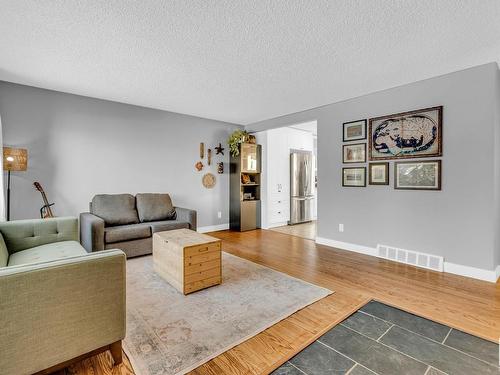 6716 87 St Nw, Edmonton, AB - Indoor Photo Showing Living Room