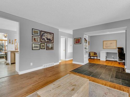 6716 87 St Nw, Edmonton, AB - Indoor Photo Showing Living Room