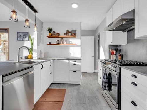 6716 87 St Nw, Edmonton, AB - Indoor Photo Showing Kitchen With Upgraded Kitchen