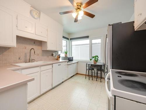 7343 76 Street, Edmonton, AB - Indoor Photo Showing Kitchen