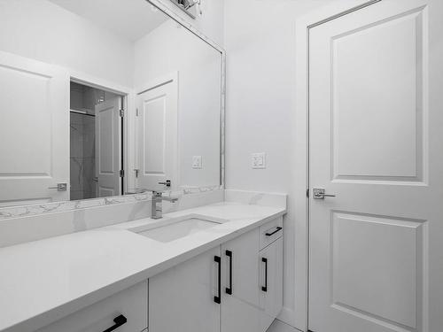 1415 11 Avenue, Edmonton, AB - Indoor Photo Showing Bathroom