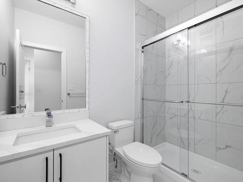 1415 11 Avenue, Edmonton, AB - Indoor Photo Showing Bathroom