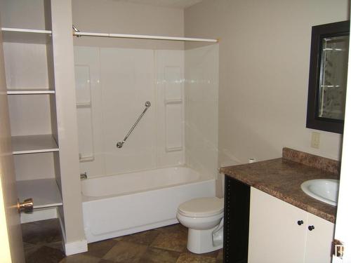 4901 47 Avenue, Myrnam, AB - Indoor Photo Showing Bathroom