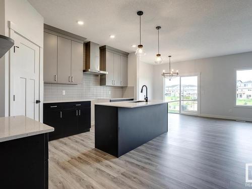 660 Kinglet Boulevard, Edmonton, AB - Indoor Photo Showing Kitchen With Upgraded Kitchen