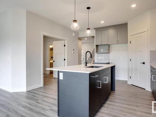 660 Kinglet Boulevard, Edmonton, AB - Indoor Photo Showing Kitchen