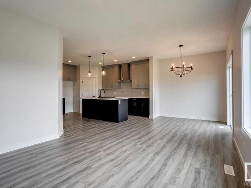 660 Kinglet Boulevard, Edmonton, AB - Indoor Photo Showing Kitchen