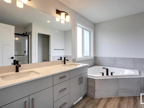 660 Kinglet Boulevard, Edmonton, AB - Indoor Photo Showing Bathroom