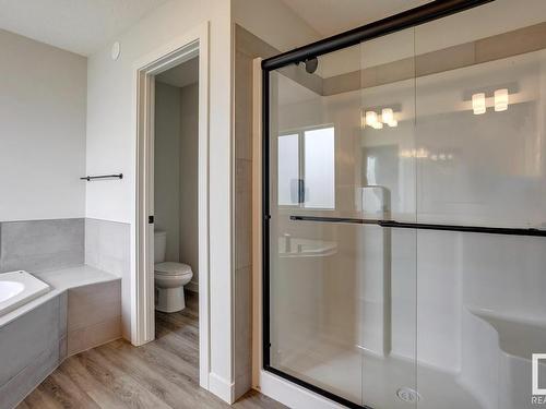 660 Kinglet Boulevard, Edmonton, AB - Indoor Photo Showing Bathroom