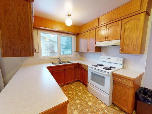 4864 54 Avenue, Drayton Valley, AB - Indoor Photo Showing Kitchen With Double Sink