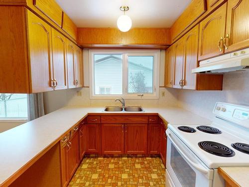 4864 54 Avenue, Drayton Valley, AB - Indoor Photo Showing Kitchen With Double Sink