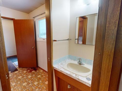 4864 54 Avenue, Drayton Valley, AB - Indoor Photo Showing Bathroom