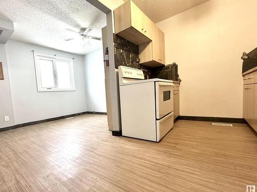 5202 55 Avenue, Wetaskiwin, AB - Indoor Photo Showing Laundry Room