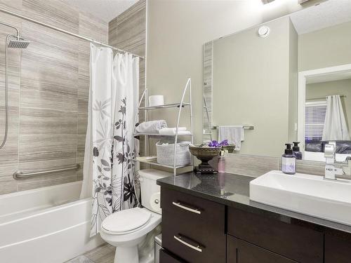 3131 Winspear Crescent Sw, Edmonton, AB - Indoor Photo Showing Bathroom