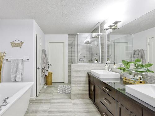 3131 Winspear Crescent Sw, Edmonton, AB - Indoor Photo Showing Bathroom