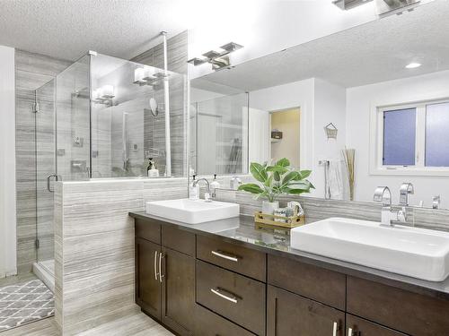 3131 Winspear Crescent Sw, Edmonton, AB - Indoor Photo Showing Bathroom