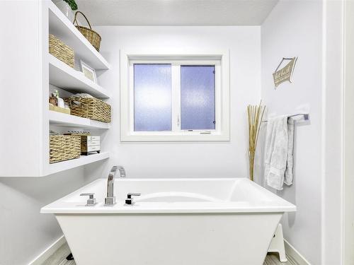 3131 Winspear Crescent Sw, Edmonton, AB - Indoor Photo Showing Bathroom