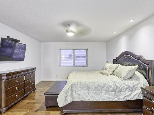 3131 Winspear Crescent Sw, Edmonton, AB - Indoor Photo Showing Bedroom