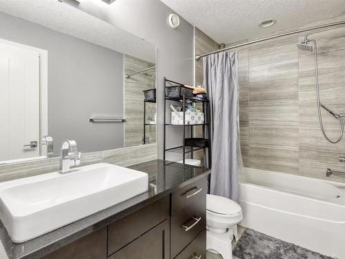 3131 Winspear Crescent Sw, Edmonton, AB - Indoor Photo Showing Bathroom