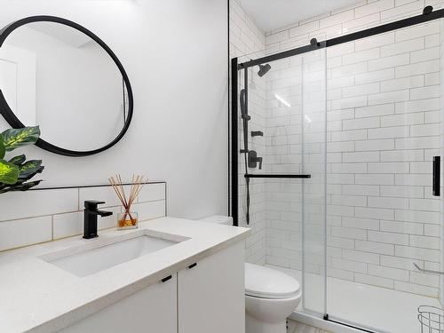 8032 174A Avenue, Edmonton, AB - Indoor Photo Showing Bathroom