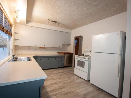 9909 101 Street, Morinville, AB - Indoor Photo Showing Kitchen With Double Sink