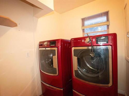 9909 101 Street, Morinville, AB - Indoor Photo Showing Laundry Room