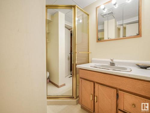 12336 134A Avenue, Edmonton, AB - Indoor Photo Showing Bathroom