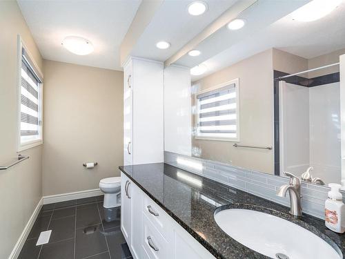 16320 17 Avenue Sw, Edmonton, AB - Indoor Photo Showing Bathroom