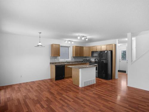 16 120 Magrath Road, Edmonton, AB - Indoor Photo Showing Kitchen