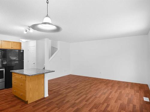 16 120 Magrath Road, Edmonton, AB - Indoor Photo Showing Kitchen