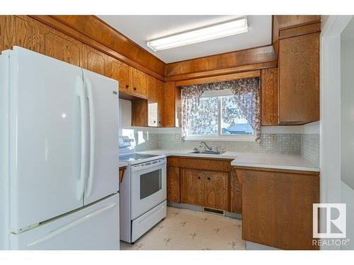 4709 49A Street, Legal, AB - Indoor Photo Showing Kitchen