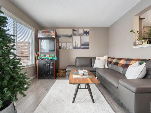 80 Meadowland Crescent, Spruce Grove, AB - Indoor Photo Showing Living Room