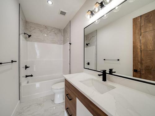 4003 Ginsburg Crescent, Edmonton, AB - Indoor Photo Showing Bathroom