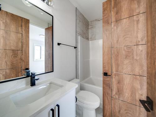 4003 Ginsburg Crescent, Edmonton, AB - Indoor Photo Showing Bathroom