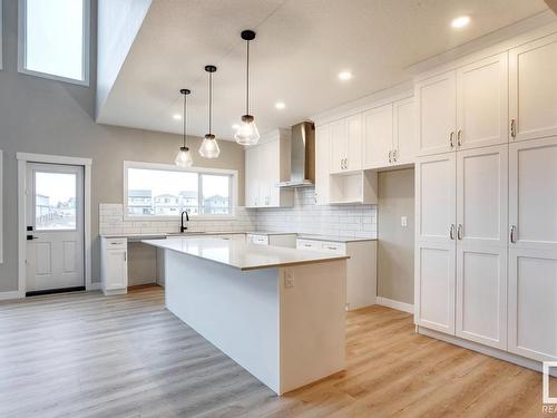 668 Kinglet Boulevard, Edmonton, AB - Indoor Photo Showing Kitchen With Upgraded Kitchen