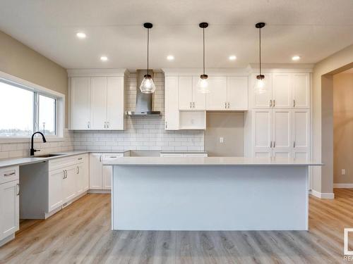 668 Kinglet Boulevard, Edmonton, AB - Indoor Photo Showing Kitchen With Upgraded Kitchen