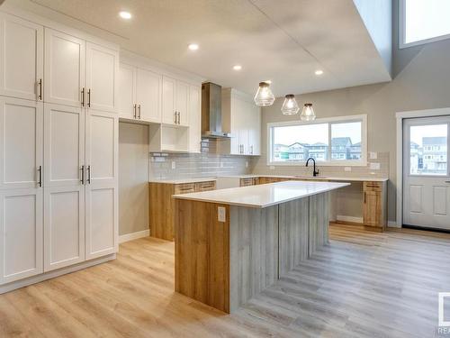 684 Kinglet Boulevard, Edmonton, AB - Indoor Photo Showing Kitchen