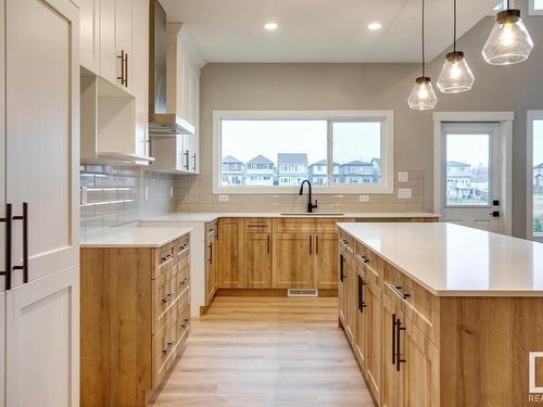 684 Kinglet Boulevard, Edmonton, AB - Indoor Photo Showing Kitchen