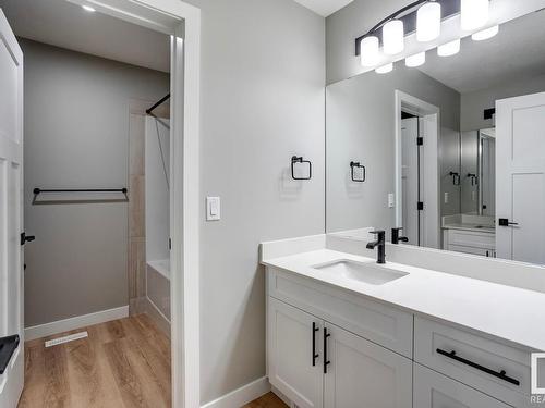 684 Kinglet Boulevard, Edmonton, AB - Indoor Photo Showing Bathroom