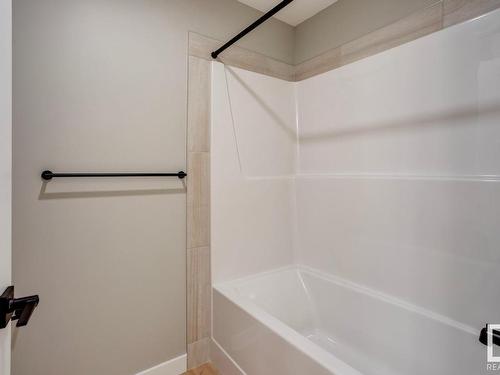 684 Kinglet Boulevard, Edmonton, AB - Indoor Photo Showing Bathroom