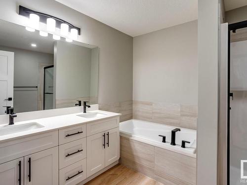 684 Kinglet Boulevard, Edmonton, AB - Indoor Photo Showing Bathroom