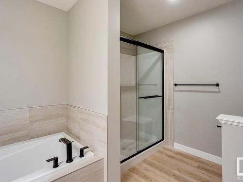 684 Kinglet Boulevard, Edmonton, AB - Indoor Photo Showing Bathroom